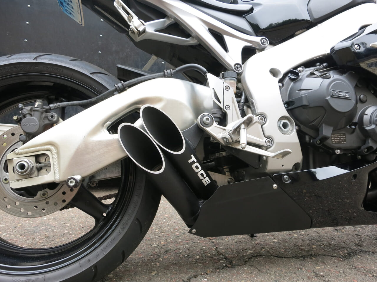 パーツ HONDA CBR1000RR sc59 toce TOCE 目立ち度抜群なCBR1000RR用マフラー (08-11)｜AxxL