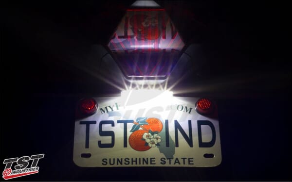 コンパクトなのに光量抜群なTST製ステルスナンバー灯|AxxL コンパクトなのに光量抜群なTST製ステルスナンバー灯|AxxL