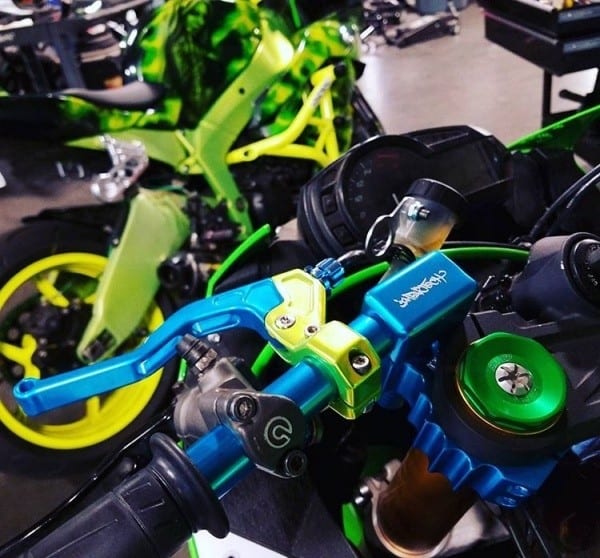 バイクハンドルのポジション、色を変えてドレスアップ！| AxxL