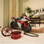 TOCE製目立ち度抜群なYZF-R1(09-14)用スラッシュアルミマフラー