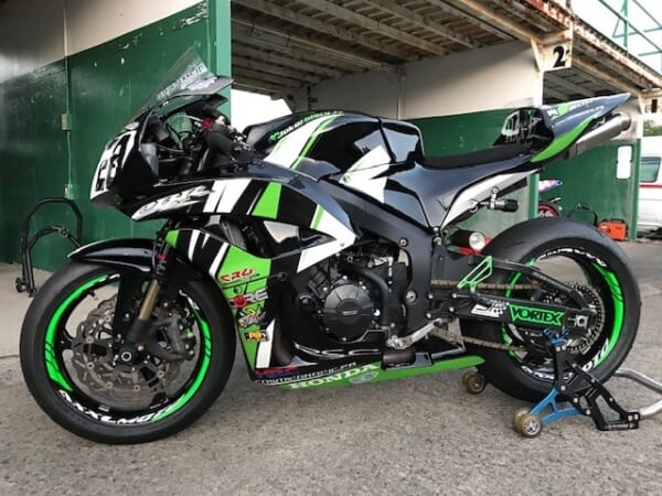 ストリートからサーキットまで目立ち度抜群なリムステッカー｜AxxL