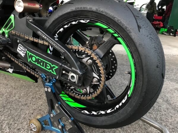 ストリートからサーキットまで目立ち度抜群なリムステッカー|AxxL ストリートからサーキットまで目立ち度抜群なリムステッカー|AxxL