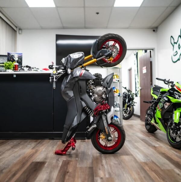 Z125にアルミ削り出しなウイリーバーと足掛けでスタント仕様！| AxxL