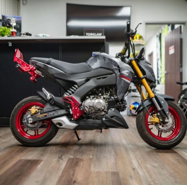 Z125にアルミ削り出しなウイリーバーと足掛けでスタント仕様！| AxxL