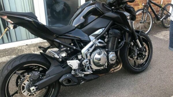 Z900をMOTOGPみたいなサイド出しマフラーでかっこよく！｜AxxL