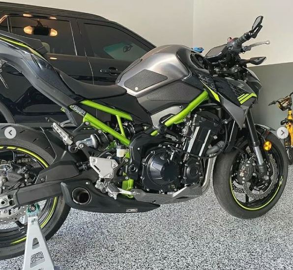 Z900 MOTOGPのようなレーシーなサイド出しマフラー！｜AxxL