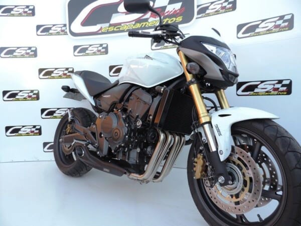 CB600FにMOTOGPのようなサイド出しマフラーでかっこよく！｜AxxL