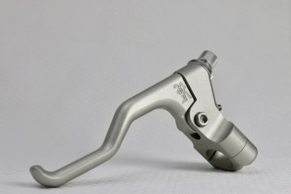 バイクのクラッチを劇的に軽くします!ツーリングやスタントに|AxxL