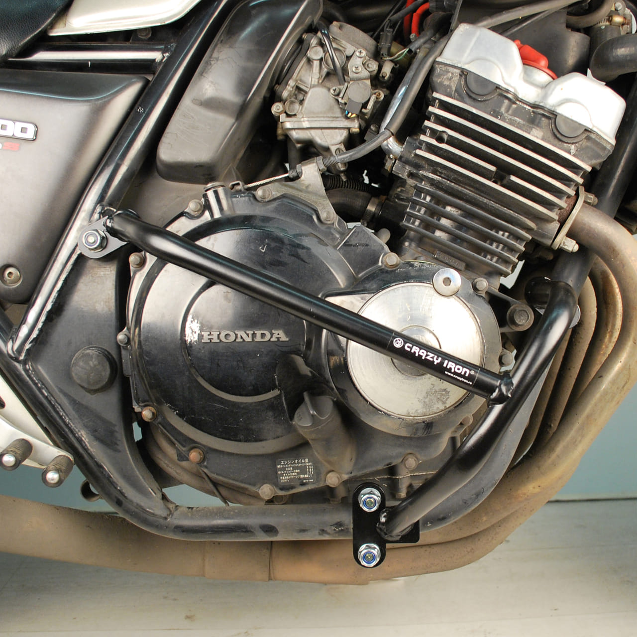 CB400SF 車両をしっかり保護できるエンジンガード｜AxxL