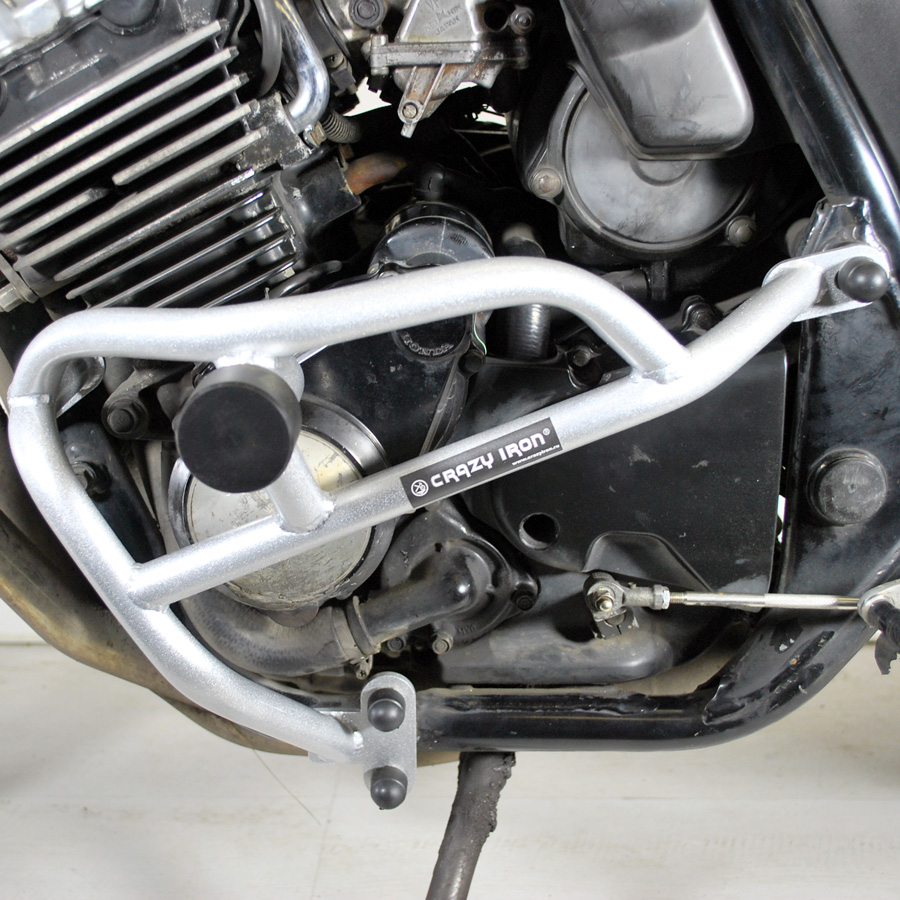 CB400SF車両をしっかり保護できるエンジンガード｜AxxL