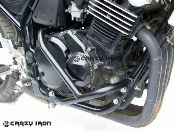 FZS600 (98-03) 車両をしっかり保護できるエンジンガード｜AxxL