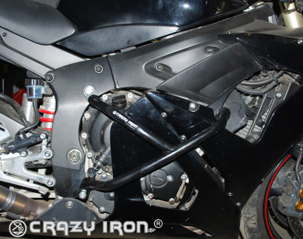 YZF-R6 (03-05) 車両をしっかり保護できるエンジンガード｜AxxL