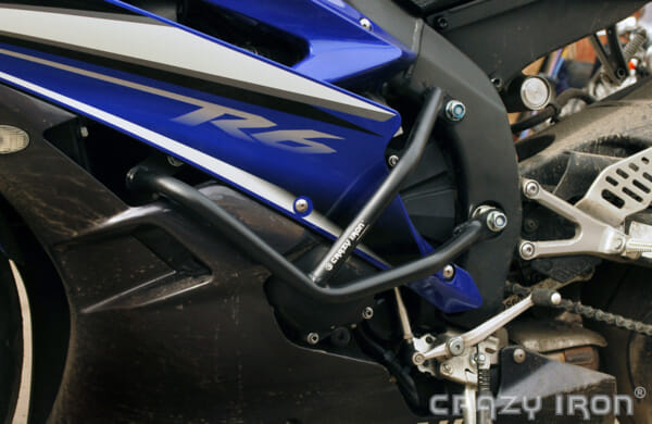 Yzf R6 06 16 車両をしっかり保護できるエンジンガード Axxl