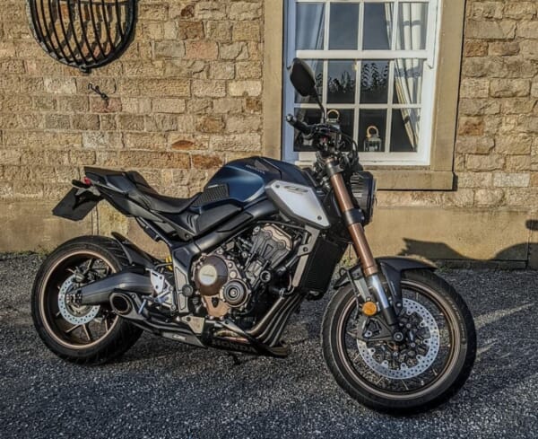 CB650RにMOTOGPのようなサイド出しマフラーでかっこよく！｜AxxL