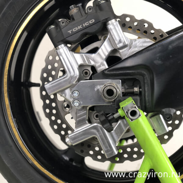 CBR1000RR (06-16) スタントには必須 トリプルキャリパーブラケット｜AxxL