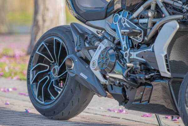 ディアベル用　カーボンファイバー マフラー　ドゥカティ DUCATI X Diavel マフラー！専用アンダーカウル付き！｜AxxL
