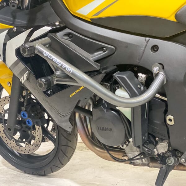 YZF-R6 (03-05)用 スライダー付エンジンガードで車体をガード｜AxxL