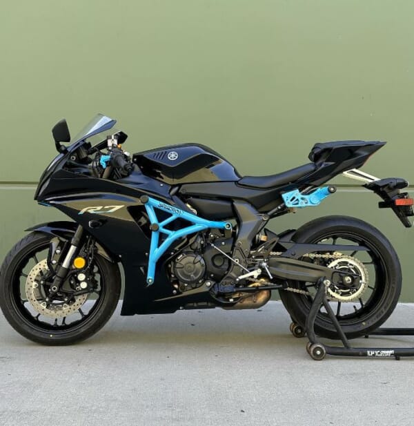 YZF-R7 好きなポジションに設定できるアルミサブケージ｜AxxL