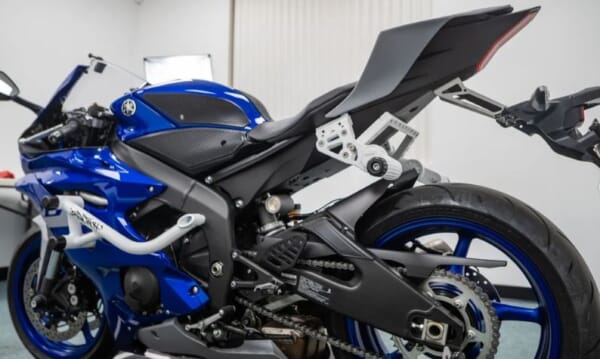 YZF-R6 (03-21) 好きなポジションに設定できるアルミサブケージ