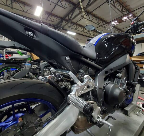 MT09 好きなポジションに設定できるアルミサブケージ｜AxxL