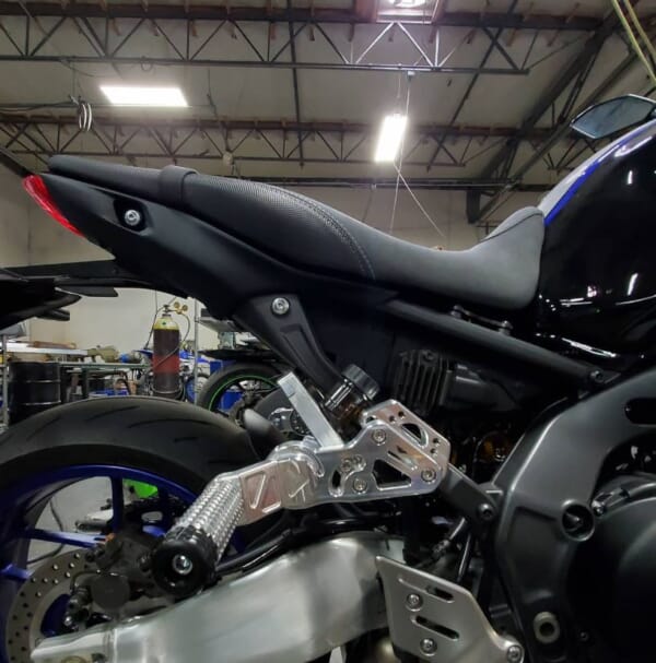 MT09 好きなポジションに設定できるアルミサブケージ｜AxxL