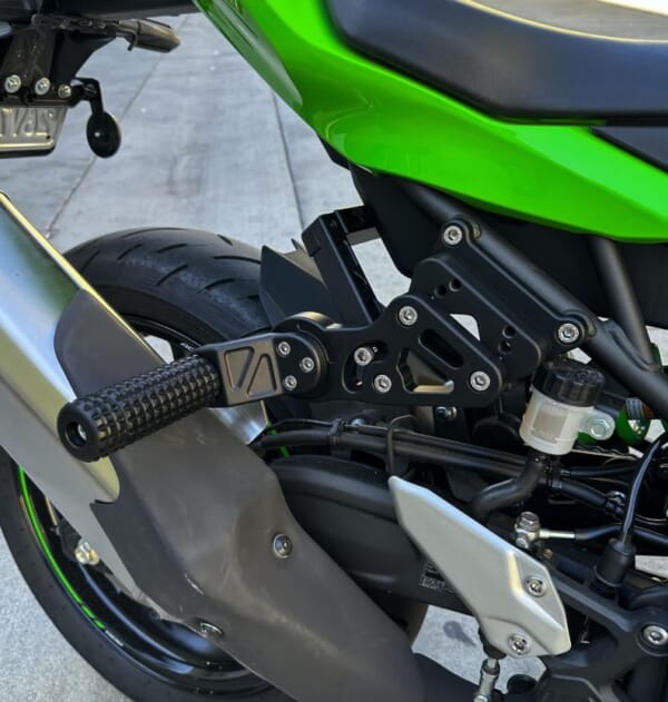 ZX4R 好きなポジションに設定できるアルミサブケージ｜AxxL