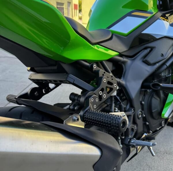 ZX4R 好きなポジションに設定できるアルミサブケージ｜AxxL