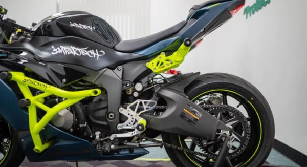 ZX-6R (24-) 好きなポジションに設定できるアルミサブケージ｜AxxL