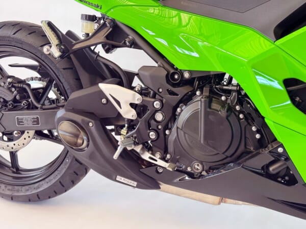 Ninja500/Z500にMOTOGPのようなサイド出しマフラーでかっこよく！｜AxxL